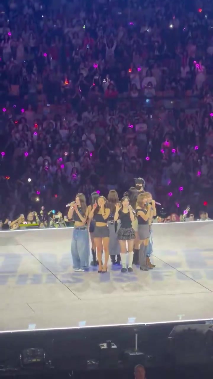 韩国女子组合&ldquo;TWICE&rdquo;在演唱会上Siuu，这群女生真可爱